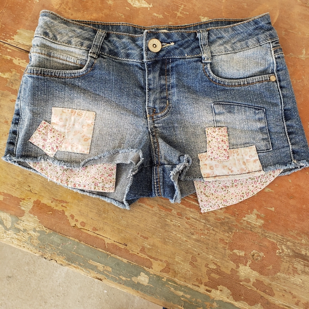 Lei low-rise shorts floral patched ripped distressed size3 juniors